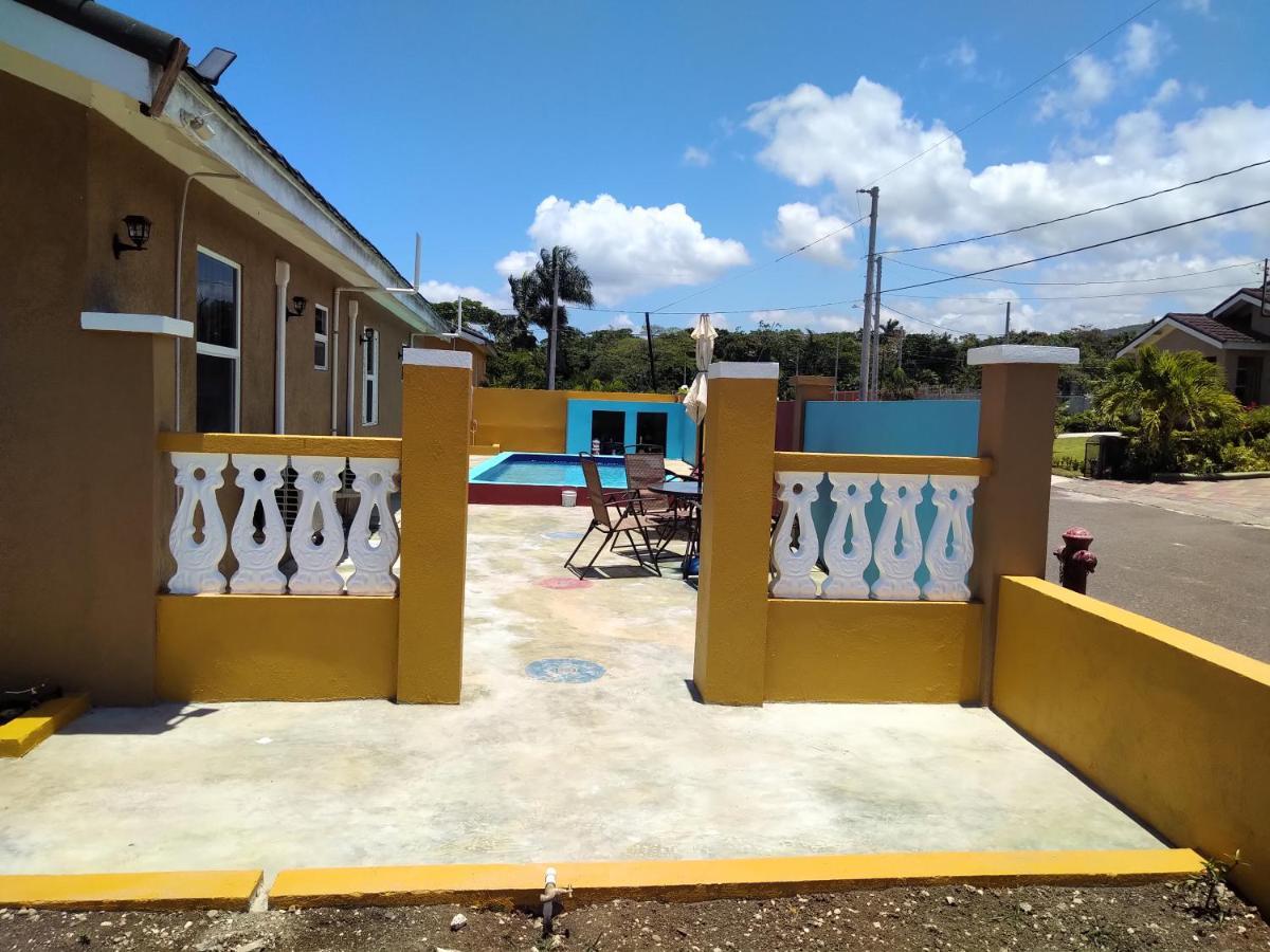 Paradise Villa Shared Onsite Private Pool Onsite Gym Ocho Rios Exterior photo