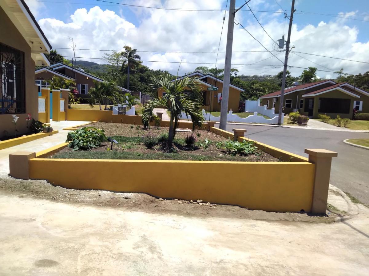 Paradise Villa Shared Onsite Private Pool Onsite Gym Ocho Rios Exterior photo